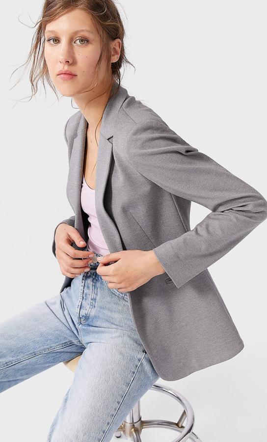 En color gris, esta blazer básica de pinto con bolsillos frontales de doble vivo es de Stradivarius y tiene un precio de 29,99 euros. Está disponible en otros colores.