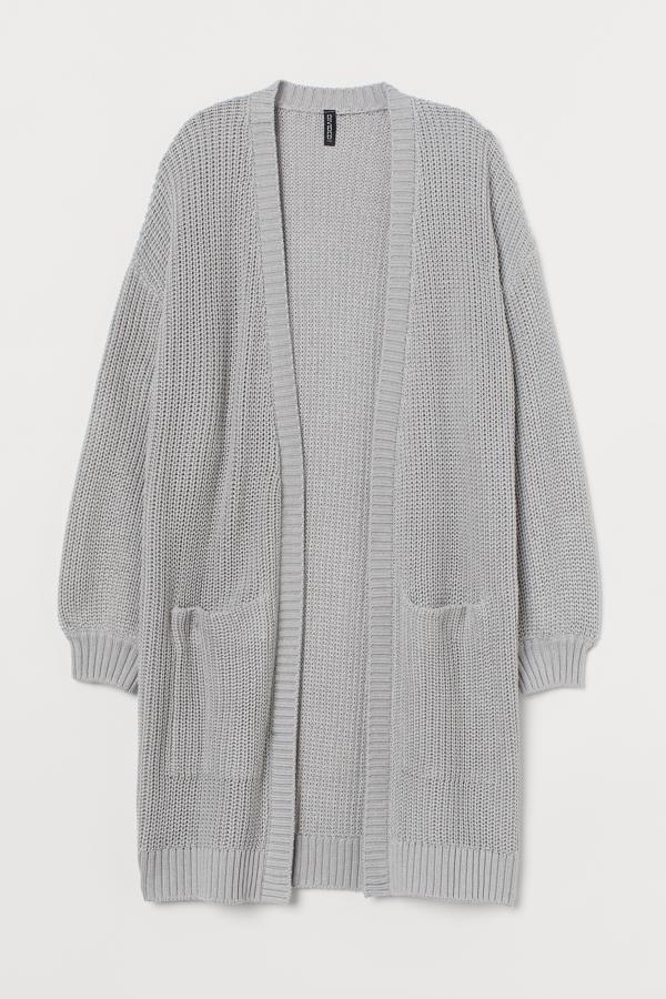 En color gris claro (también está disponible en blanco), este cárdigan largo en punto de canalé de mezcla de algodón con hombros caídos y mangas amplias tiene un precio de 29,99 euros.