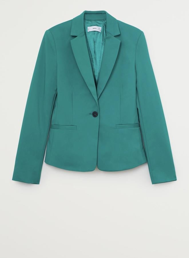 Disponible en color verde o azul, esta americana larga con escote de pico y abertura en la parte posterior es de Mango y tiene un precio de 39,99 euros.