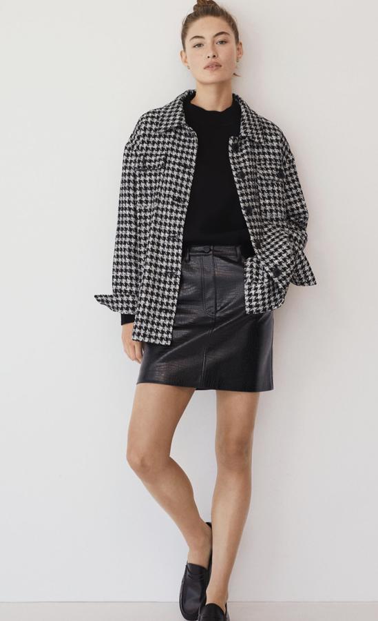 Esta chaqueta con estampado de pata de gallo cuenta con botones en la manga y en la parte delantera y bolsillos con solapa. Es de Mango y tiene un precio de 49,99 euros.