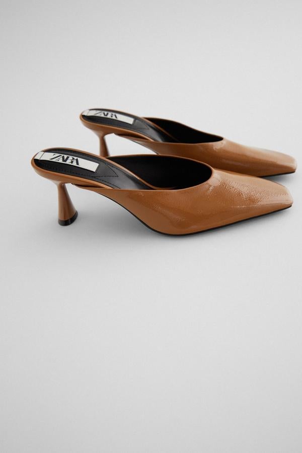 Con tacón de 7,4 centímetros, este zapato tipo mule en color marrón caramelo con efecto charol cuenta con punta cuadrada y tiene un precio de 25,95 euros. Es de Zara.