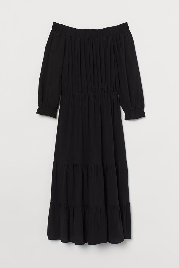 Este vestido midi en color negro con fruncido y ribete de volante en la parte superior deja los hombros al descubierto. Cuenta con mangas cortas abullonadas y falda con ligero vuelo y tiene un precio de 29,99 euros.