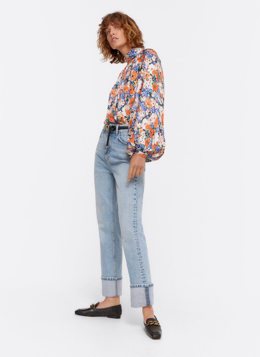 Blusa fluida de flores con manga abullonada y cuello. (89 euros).