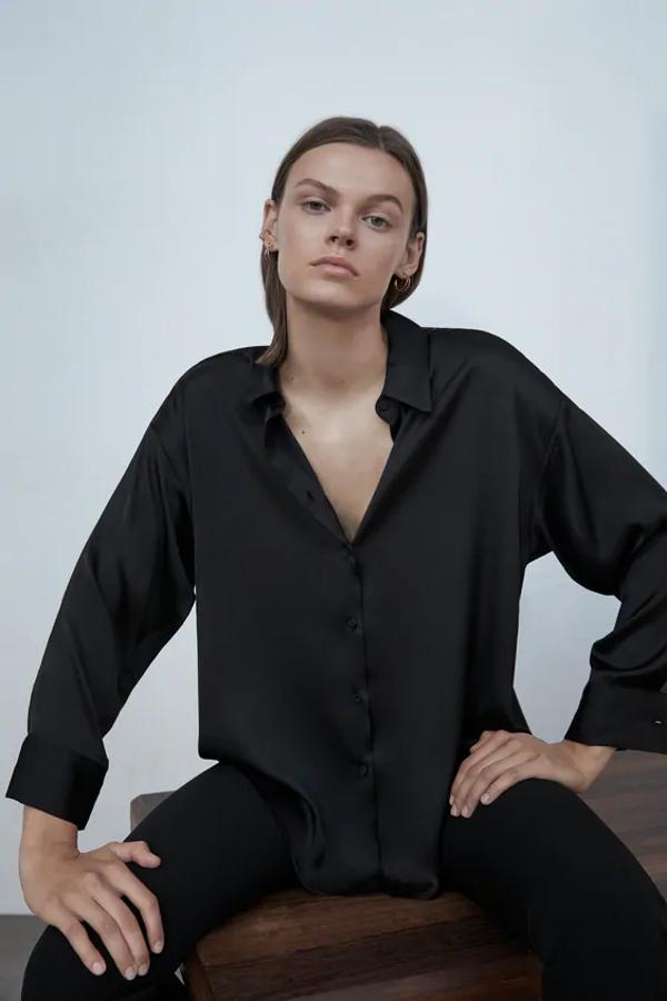 Alba Díaz lleva como vestido esta blusa satina de la nueva colección de Zara (25.95 euros).