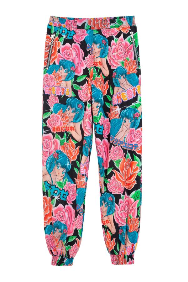 Con el pantalón a juego, para llevar el chándal completo, también con cremalleras y el mismo estampado (99,95 euros).