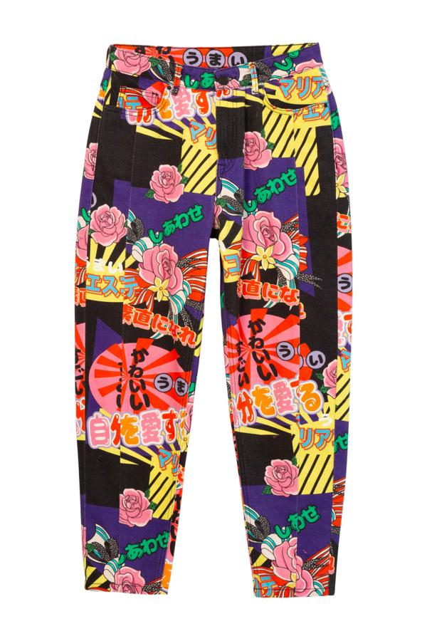 Este es el pantalón, en tejido denim de tiro alto y corte mum con costuras verticales que estilizan las piernas (109,95 euros).