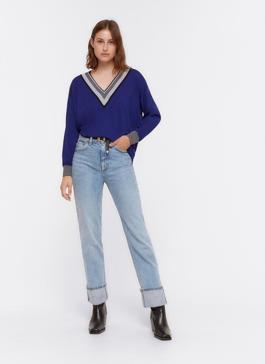 Jersey a pico en azulón de la nueva colección de Uterqüe. (89 euros).