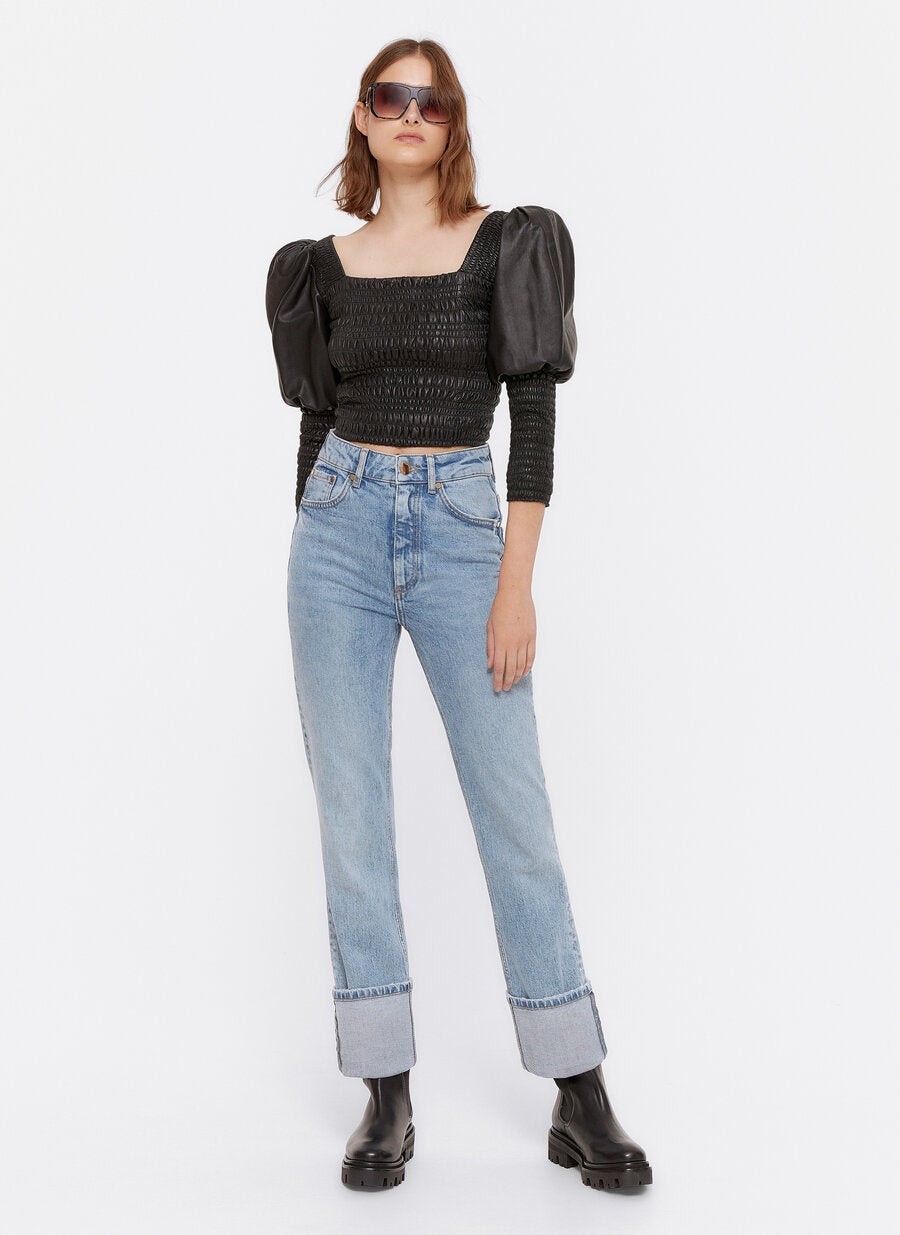 Pantalones denim de corte recto con vuelta en el bajo. (59 euros).