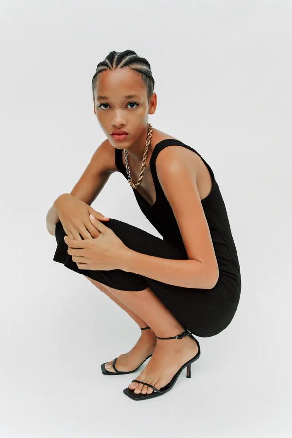 El 'bodycon dress' de Zara que ha elegido Alba Díaz es este modelo midi que cuesta 17.95 euros.