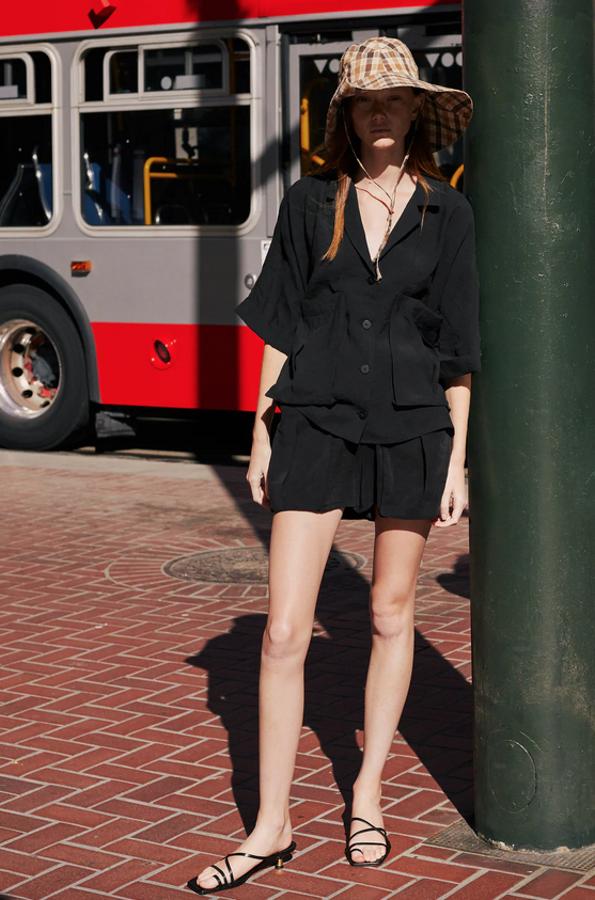 Diseño bucket con cordón ajustable para este gorro de Zara con ala plegable con botones a presión a ambos lados y estampado de cuadros en tonos tostados. Cuesta 15,95 euros y está disponible únicamente en la talla S.