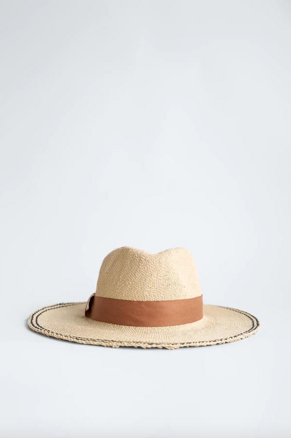 Diseño trenzado con costuras vistas para este sombrero de Zara con cinta combinada que es de color natural y tiene contrastes en negro y beige. Cuesta 25,95 euros y está disponible en las tallas S y M.
