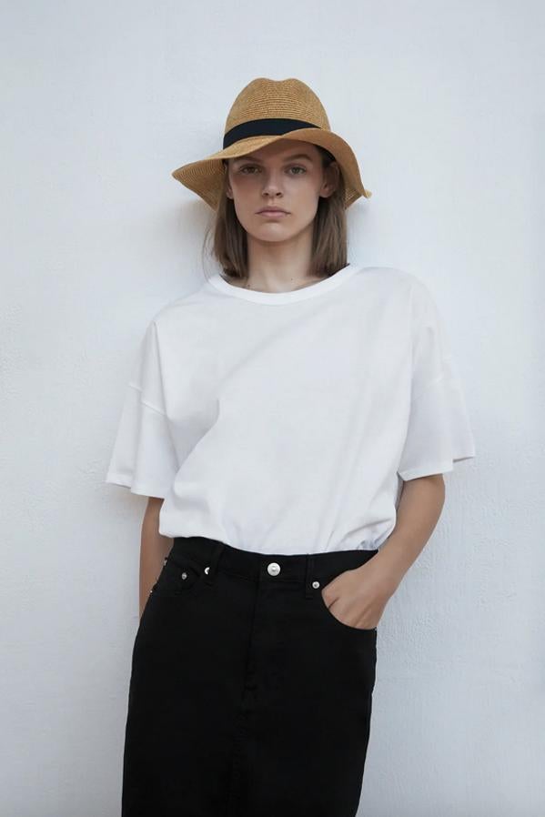 Ala ancha y trenzado a lo largo de todo el sombrero para esta propuesta de Zara con cinta en color negro alrededor de la copa. Tiene un precio de 22,95 euros y está disponible en las tallas S y M.