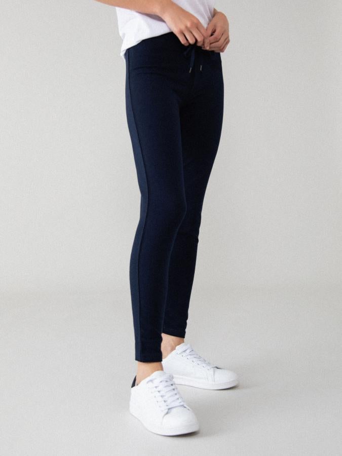 En seis colores diferentes, este pantalón básico de chandal de corte ajustado viene con goma elástica en la cintura, cordón ajustable y tejido elástico con bolsillos delanteros. Cuesta 7,99 euros y está disponible entre las tallas S y XL.