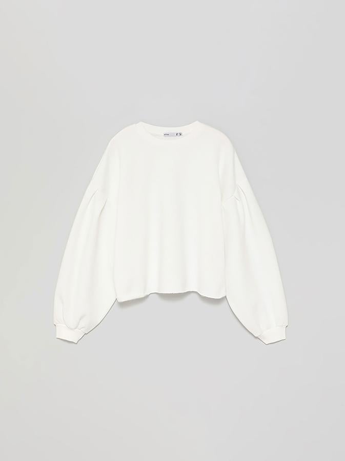 Diseño crop y mangas abullonadas para esta sudadera de cuello redondo y corte holgado que cuesta 6,99 euros y podemos comprar entre las tallas S y XL en blanco, en rosa o en negro.