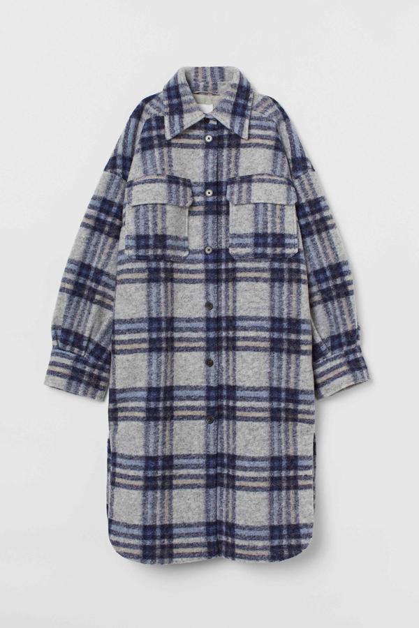 Abrigo con mangas abullonadas y bolsillos frontales, de H&M (49,99 €).