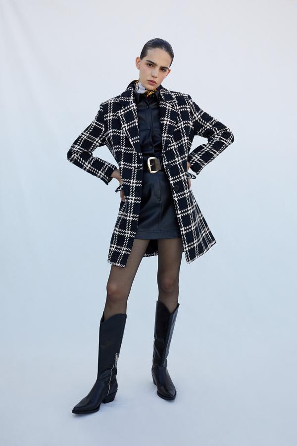 Chaquetón de lana con estampado en blanco y negro, y bolsillos frontales esteriores, de Sfera (69,99 €).