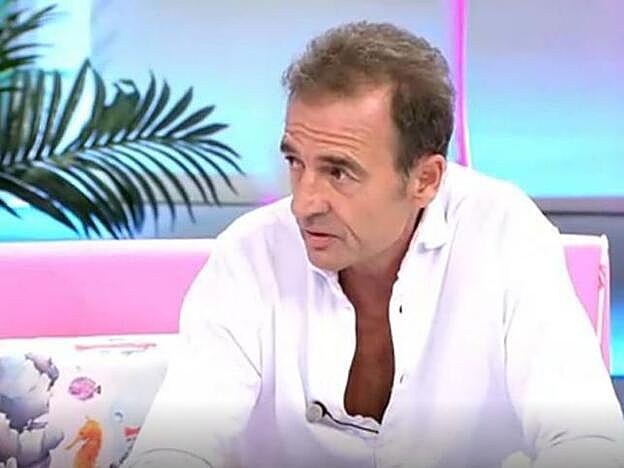 Galería. Alessandro Lequio opinando sobre la entrevista de Paz Padilla. Pincha sobre la foto para ver los famosos que nos han dejado este 2020.