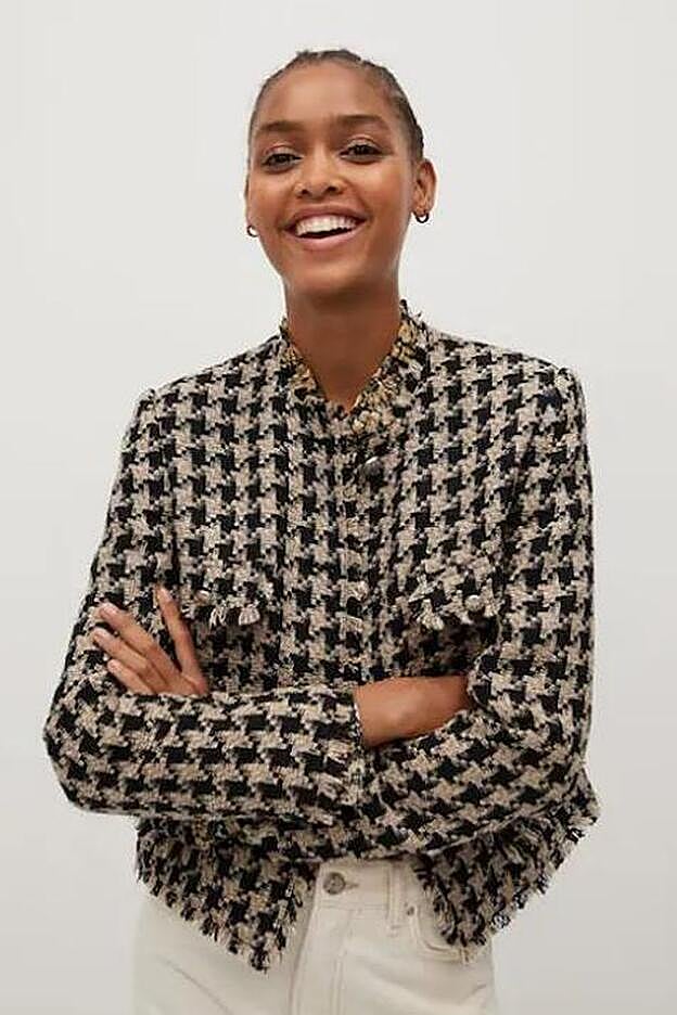 El modelo de Mango es de tweed y tiene los botones metálicos y cuello mao.