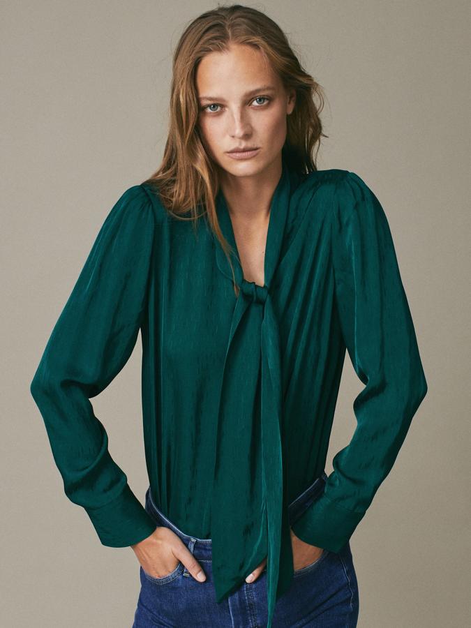 En verde hoja, con tejido jacquard, este modelo sencillo pero elegante de blusa con lazada es de Massimo Dutti (49,95 euros).