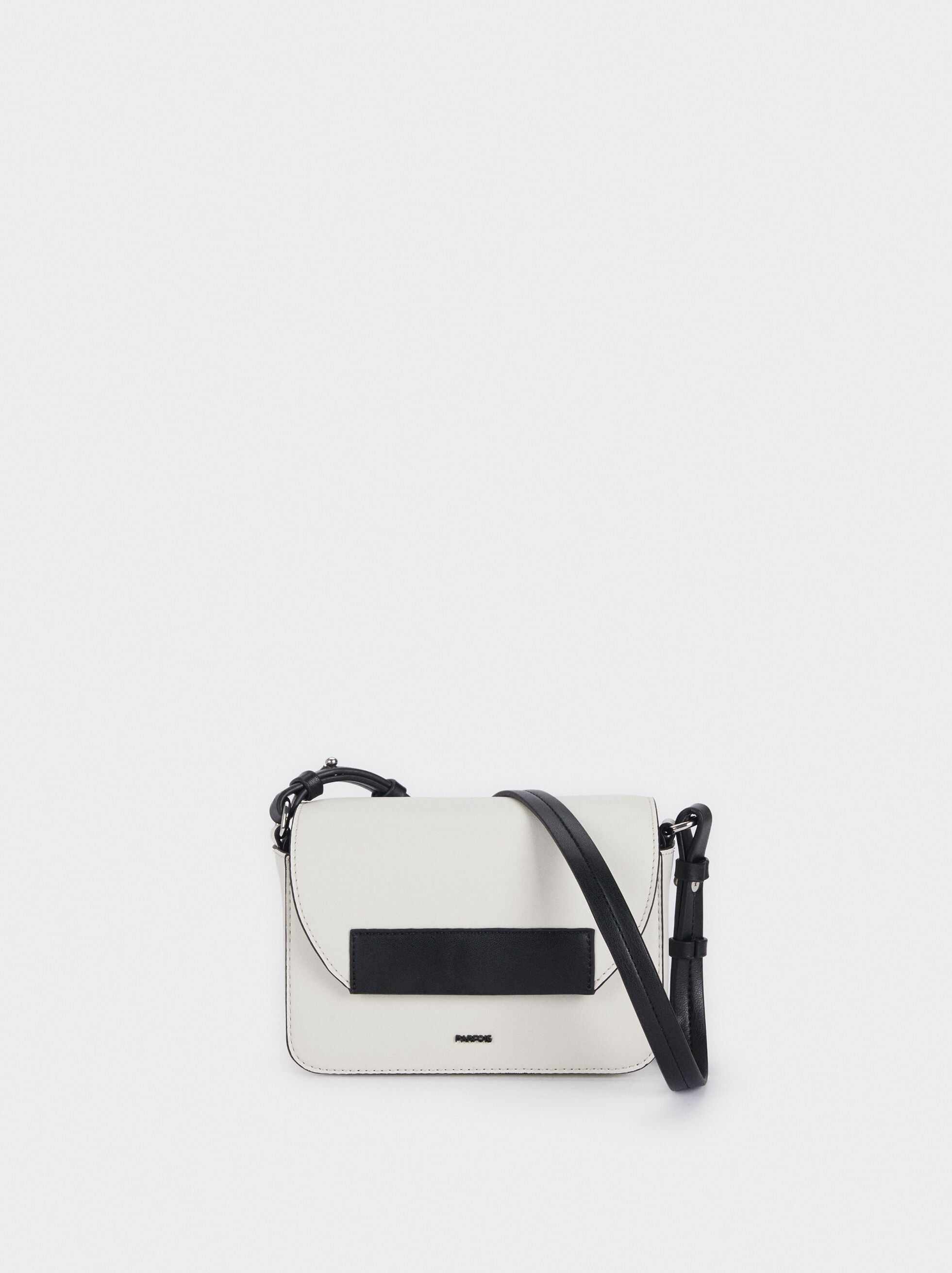 Bolso tipo bandolera bicolor de Parfois. (19,99 euros).