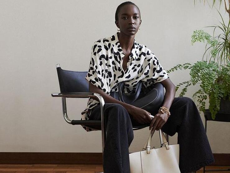 Fotos: Tres looks de entretiempo baratos que propone la nueva colección de Parfois para volver a la oficina este otoño