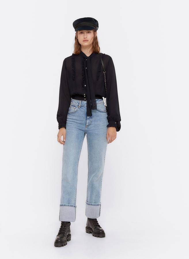 Uterqüe tiene este modelo en negro, de gasa y también con lazada, que han combinado en un look militar ideal (79 euros).