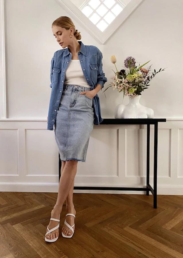 Confeccionada en algodón orgánico y de diseños acampanado, esta falda denim de Mango en azul claro viene con bajo deshilachado y está rebajada. De 29,99 euros ha pasado a costar 12,99 euros y está disponible únicamente en la talla XS.