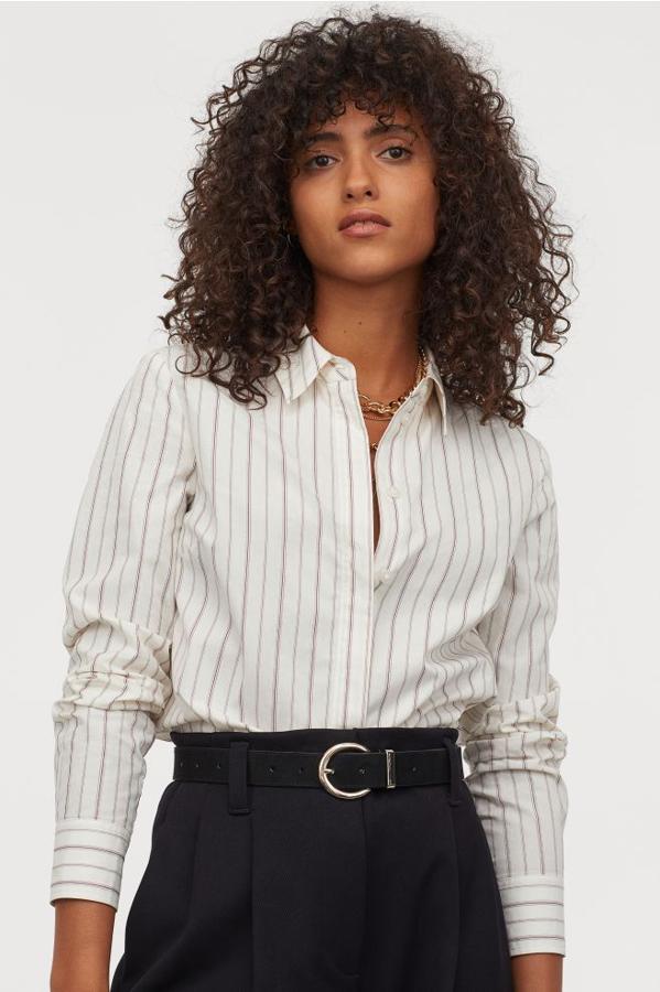 Diseño clásico en tejido con diseño de algodón orgánico para esta camisa ligeramente entallada, con cuello rígido, bajo redondeado y botones ocultos en el frontal. Cuesta 19,99 euros y solo está disponible en las tallas 44, 48 y 50.