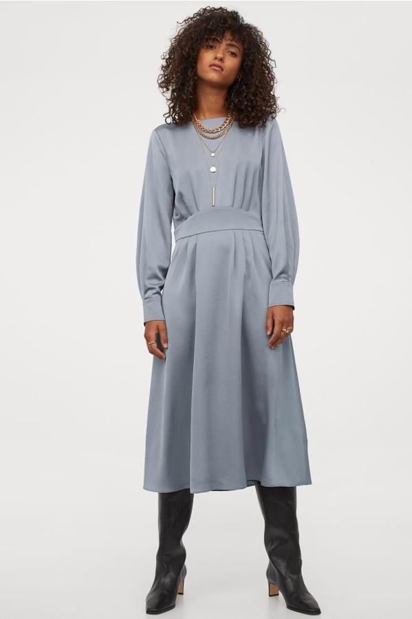 En crepé de satén de poliéster reciclado, este vestido midi con manga larga, escote barco, puños amplios con botones dorados y costuras asimétricas está disponible en azul palo y en rojo intenso por 39,99 euros, ambos entre las tallas 32 y 50.