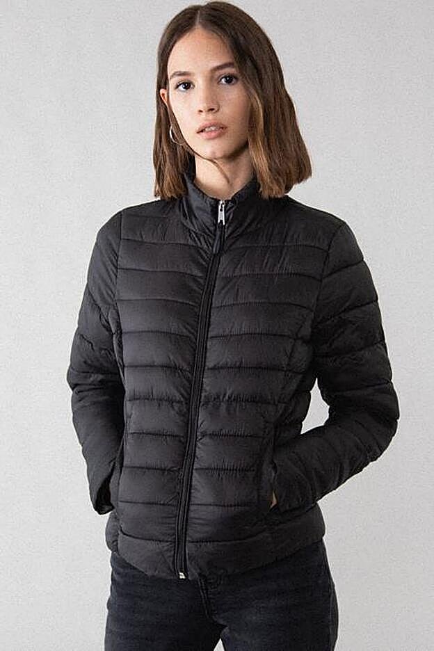 Chaqueta acolchada corta. (17,99 euros).