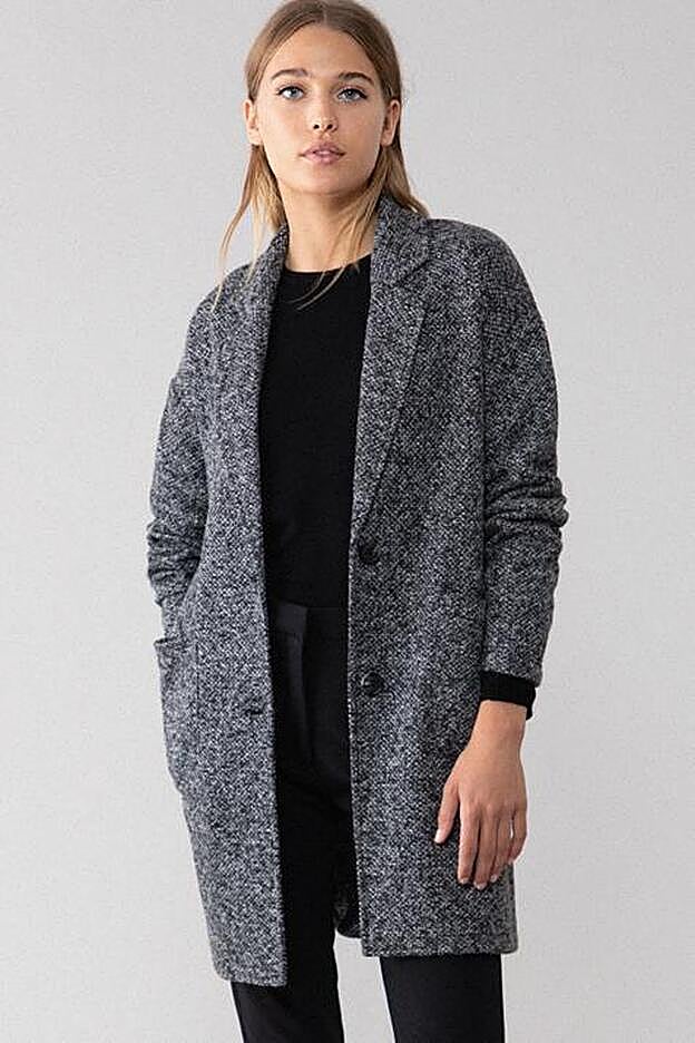 Abrigo masculino fluido. (19,99 euros).