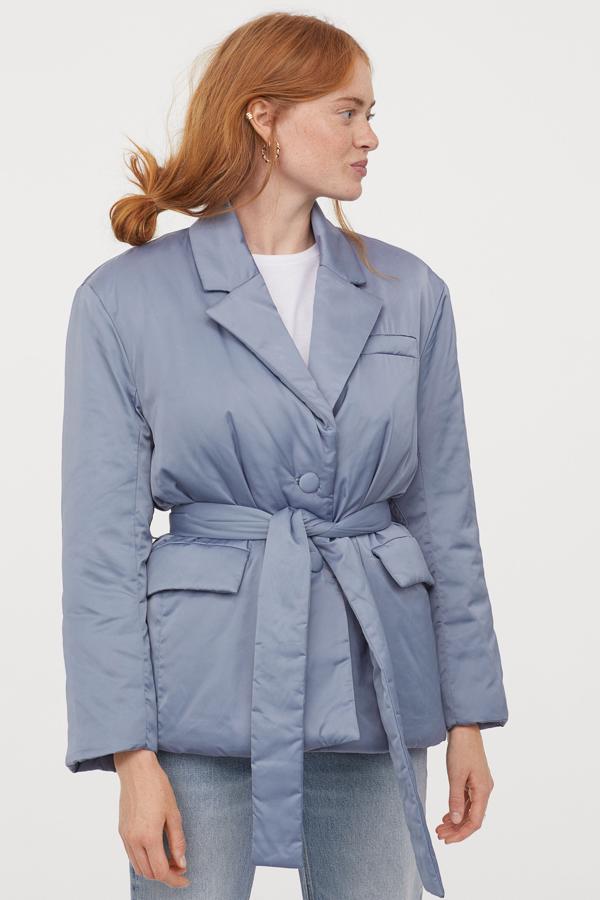 ¿Y si la apuesta es por un modelo tipo blazer? Más arriesgado, pero su efecto en este tipo de chaqueta es sorprendente y perfecto para llevar con vaqueros. La idea ha sido de H&M (69,99 euros).