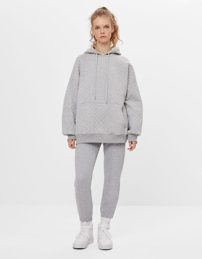 Ya hemos confirmado que el acolchado es tendencia esta temporada, lo que acabamos de descubrir es que no solo ha llegado a chaquetas y abrigos, también al chándal. Este es de Bershka y cuesta 25,99 la sudadera y 19,99 el pantalón.