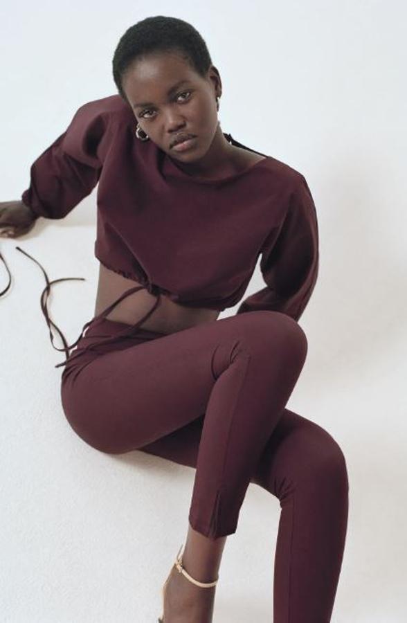 Si hubiera un chándal de noche, sería este. Con pantalones tipo leggings y sudadera cropped con detalles de tiras, es de Zara. La parte de arriba cuesta 17,95 y la de abajo, 15,95 euros.