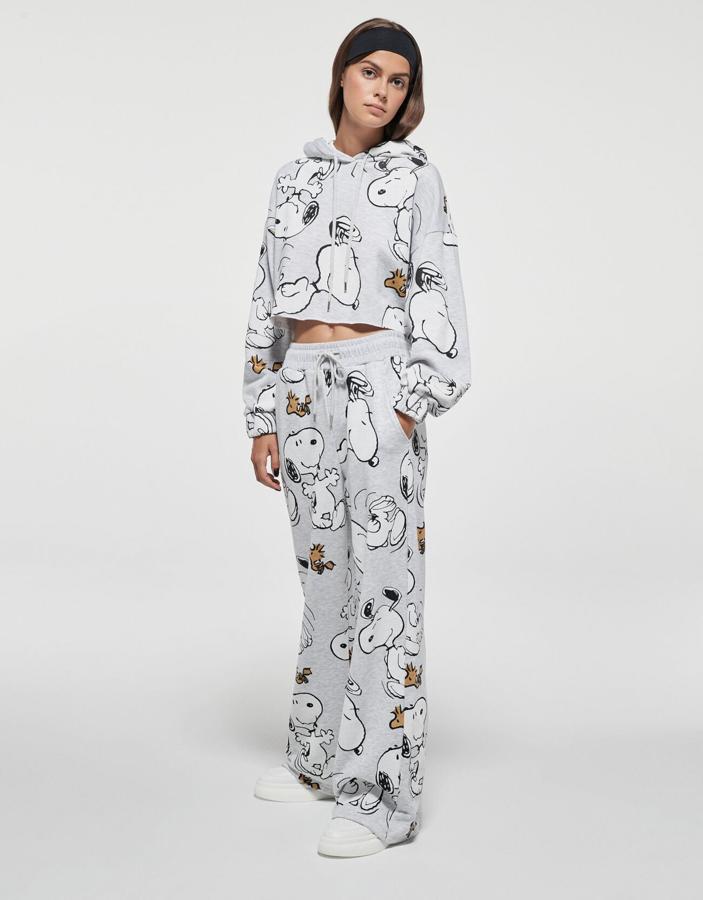 Chándal estampado, con dibujos de Snoopy dentro de la colección de Bershka dedicada a este personaje animado. La sudadera cuesta 25,99 y el pantalón son 22,99 euros.