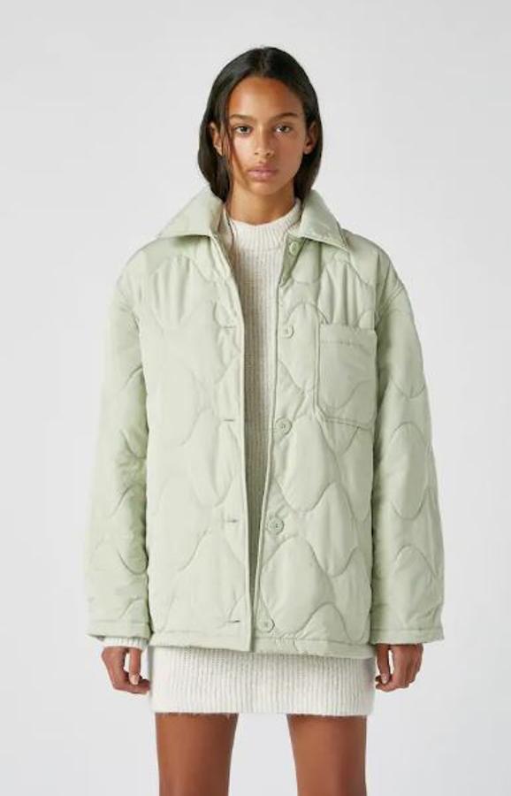 De nuevo el verde menta viste a una chaqueta acolchada de nueva colección. Esta es larga, con un solo bolsillo frontal, que puedes llevar desde ya a modo de sobrecamisa. Es de Pull&Bear (25,99 euros).