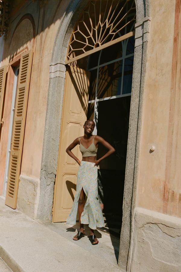 En gasa verde con estampado floral y amplia abertura delantera, esta falda midi es la más barata de los Special Prices de Zara: está rebajada a 12.99 euros.