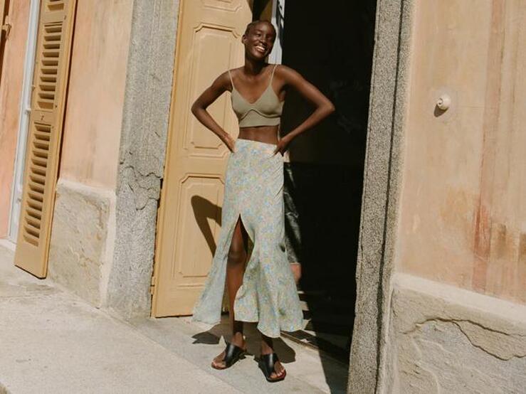 Fotos: Las faldas midi de los Special Prices de Zara cuestan menos de 16 euros y sientan igual de bien con sandalias, botas o zapatillas
