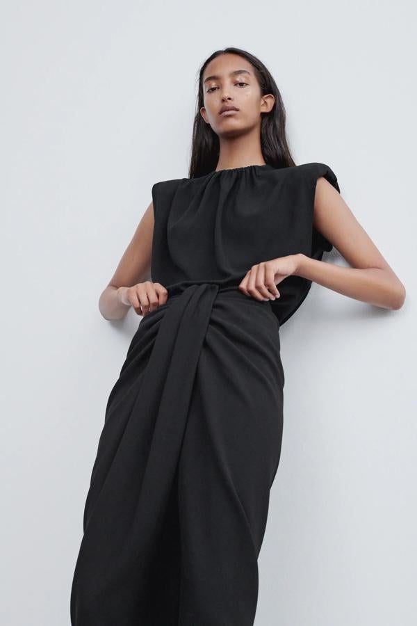 Sí, l versión en negro también ha llegado a los Special Prices de Zara, también por 15.99 euros.