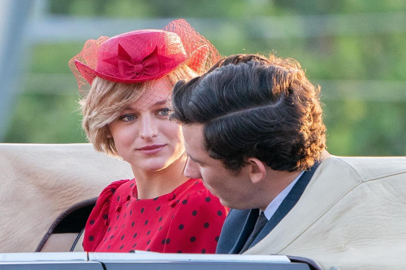 Gillian Anderson encarna a Margaret Thatcher y Emma Corrin, a Lady Di en la cuarta entrega de las desventuras de la familia real británica. El capítulo más esperado de latemporada: la boda de Charles y Diana, donde, al parecer, Corrin ha logrado un parecido asombroso con la princesa de Gales.