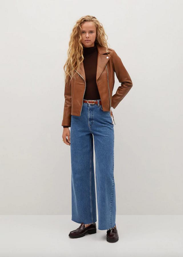 Confeccionada en piel de ovino y en diseño corto, esta cazadora biker de Mango en color marrón viene con cuello de solapa y cremalleras en los puños. Cuesta 99,99 euros y está disponible entre las tallas XS y XL.