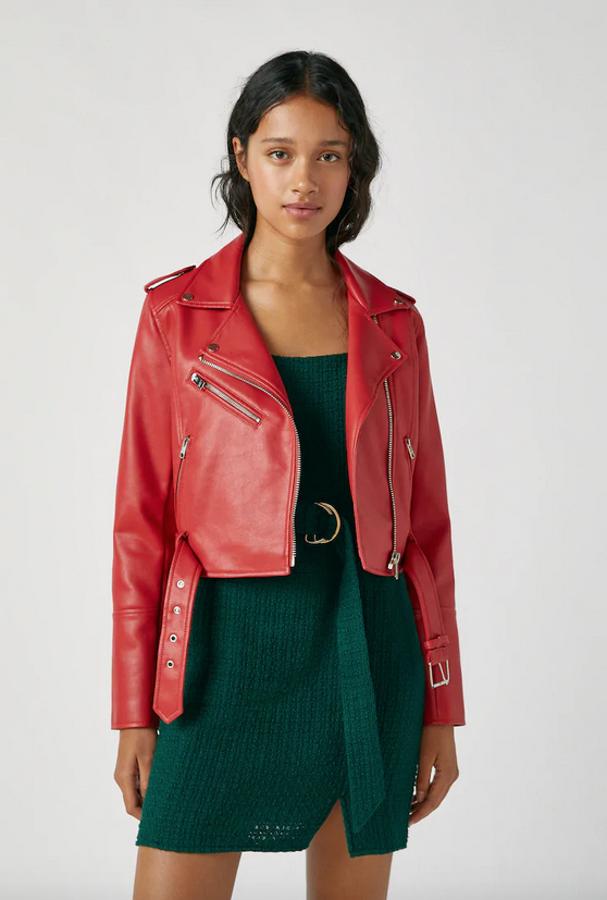 El rojo va a ser uno de los colores del otoño y en Pull&Bear han querido llevarlo a esta cazadora biker con efecto piel, bolsillos laterales y cierre de cremallera a un lado. Con cinturón a tono con hebilla metalizada y detalle de tiras en los hombros, tiene un precio de 25,99 euros y está disponible entre las tallas XS y XL.