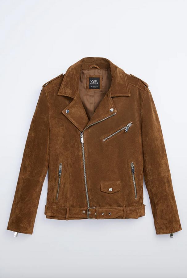 Confeccionada en piel, con cuello y solapas de pico y mangas largas acabadas en puño con cremallera, esta cazadora biker con trabillas en los hombros de Zara tiene un precio de 99,95 euros y está disponible en las tallas L y XL.