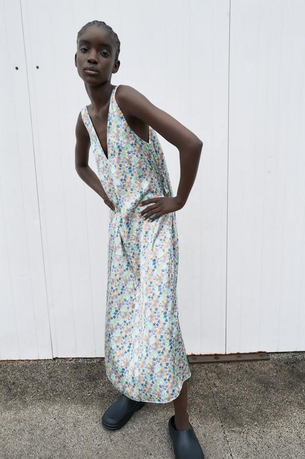 En tejido satinado, con estampado de flores en tonos pastel, este vestido de Zara con escote de pico y tirantes anchos viene con bolsillos laterales ocultos en costura y de 39,95 euros ha pasado a costar 15,99 euros. Solo queda en las tallas XS, S y XL.