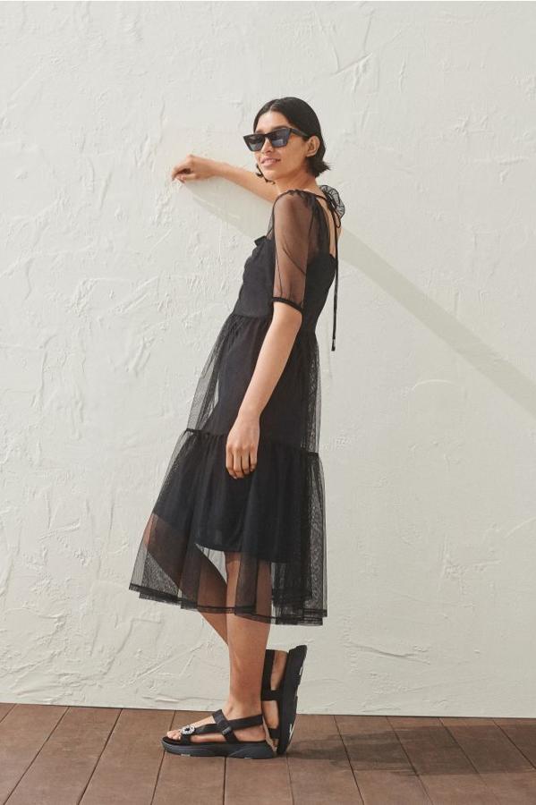 Con escote cuadrado, mangas cortas abullonadas rematadas con elástico fino y costuras fruncida bajo el busto, este vestido de malla de H&M de corte relajado y parcialmente forrado tiene un precio de 19,99 euros y está disponible entre las tallas XS y XL.