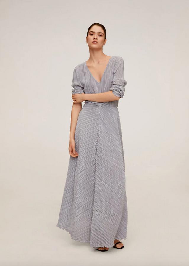 En Mango hemos encontrado este bonito vestido de diseño largo con bajo semiacampanado confeccionado en tejido plisado en color plata. Con escote de pico, manga larga y nudo decorativo, ha pasado de 49,99 euros a 19,99 euros y podemos encontrarlo entre las tallas XS y L.