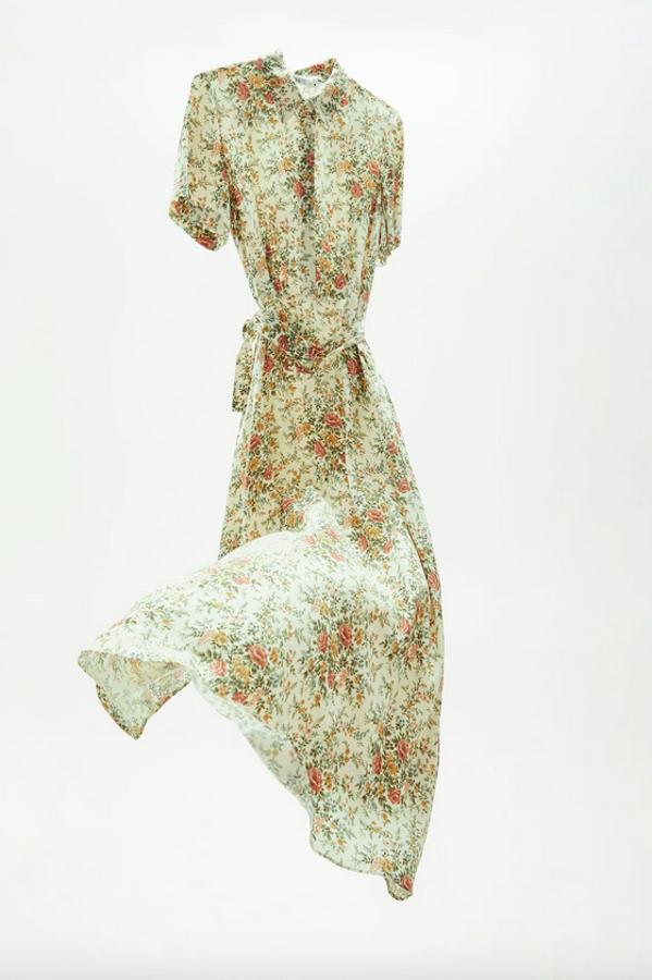 Con cinturón a tono, cuello solapa y manga corta, este bonito vestido de Zara en color crudo con estampado en tonos verdes, mostaza y rosa viene con cierre frontal tipo polo y lateral con cremallera oculta en costura. De 39,95 euros ha pasado a costar 19,99 euros y solo queda en las tallas XS y S.