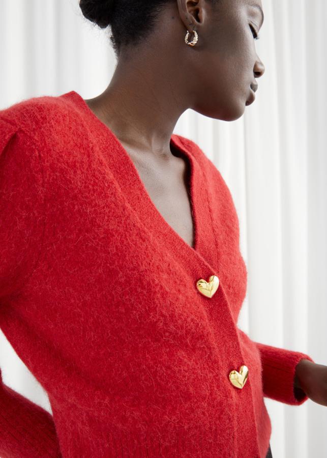 El rojo es el color del amor y si le sumas los botones en forma de corazón tienes una chaqueta tan especial que parece creada para llevar el día de San Valentín. Es de & Other Stories (79 euros).