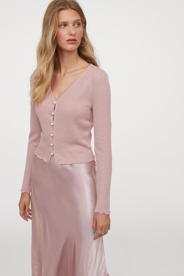 Su textura y botones de perlas la convierten en un diseño diferente que se sale un poco de la tendencia pero, a la vez, la convierte en una pieza mucho más original. Es un modelo de H&M (19,99 euros).