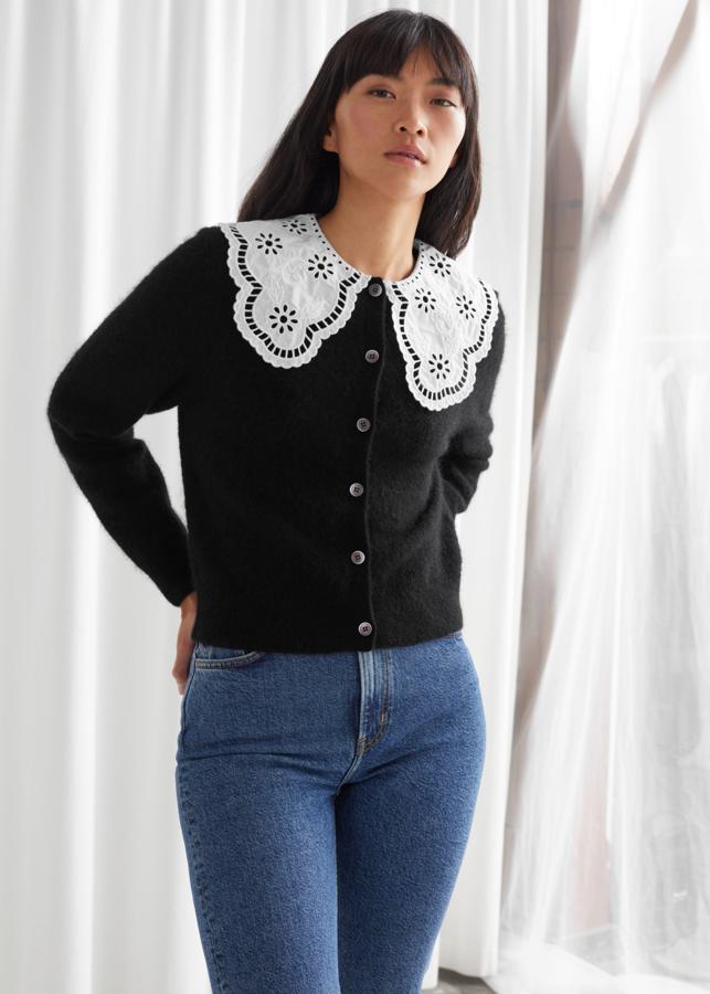 El cuello bobo arrasa y no solo en las blusas. En & Other Stories se lo han añadido, también, a este cárdigan (99 euros).